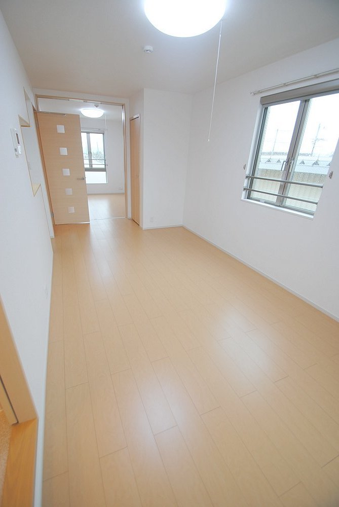 Living and room. It is a photograph of the same type. Please refer to!