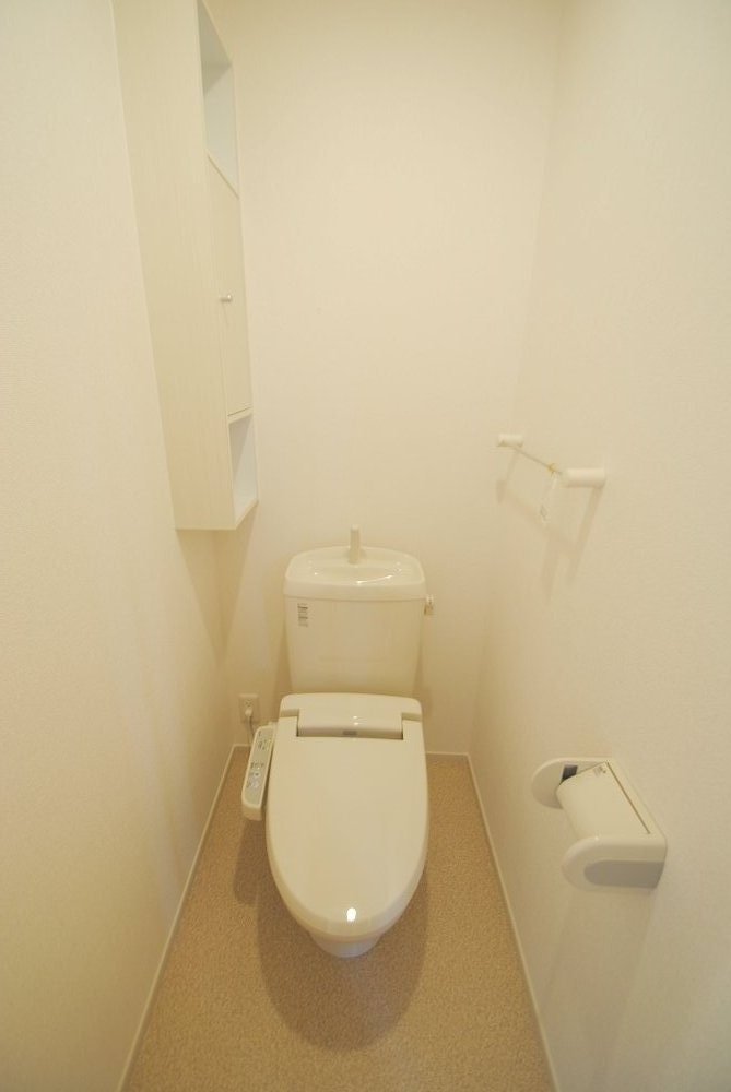 Toilet. It is a photograph of the same type. Please refer to!