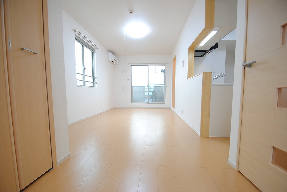 Living and room. It is a photograph of the same type. Please refer to!