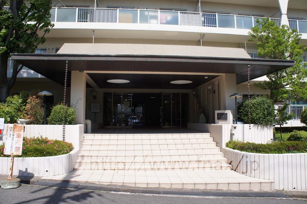 Entrance. Common areas