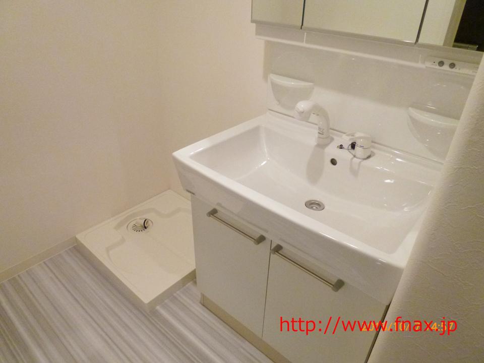 Wash basin, toilet. Indoor (10 May 2013) Shooting
