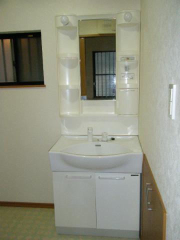 Wash basin, toilet. Indoor (09 May 2013) Shooting