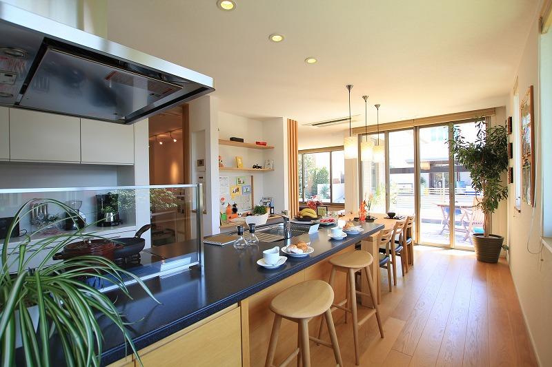 exhibition hall / Showroom. LDK of the exhibition hall model house. There is the arrangement of the kitchen and dining is considered as housework flow line is easy to use.