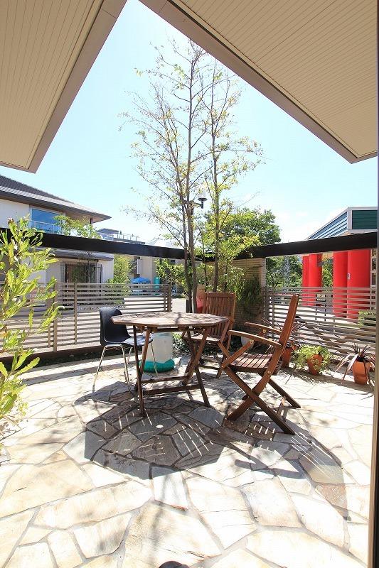 exhibition hall / Showroom. Exhibition hall model house. LDK next to the terrace. Tea Time is bliss of time while blowing in the breeze.