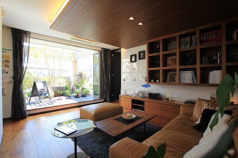 exhibition hall / Showroom. Exhibition hall model house. Rather than the TV, Enjoy the evening drink while watching the garden.