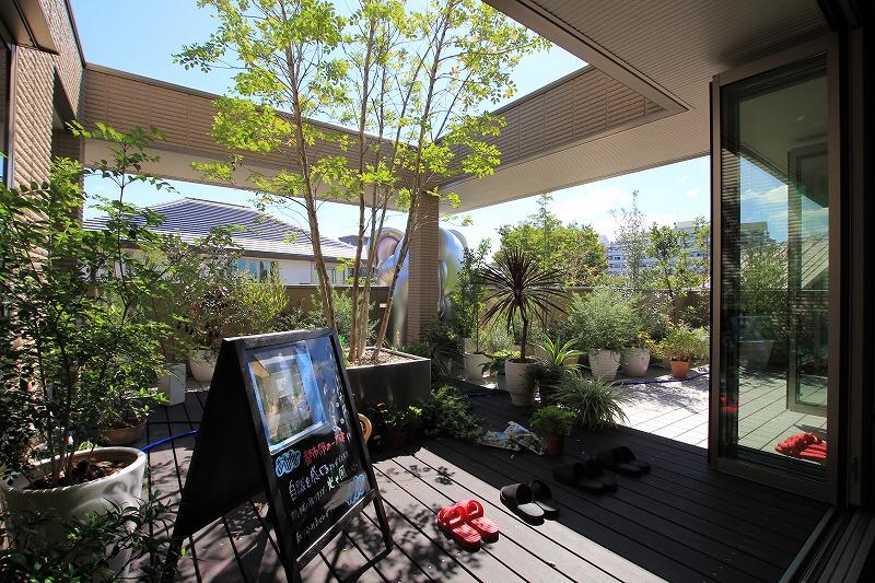 exhibition hall / Showroom. Exhibition hall model house. That make the space of the green on the second floor, The strength of Beruhausu to.