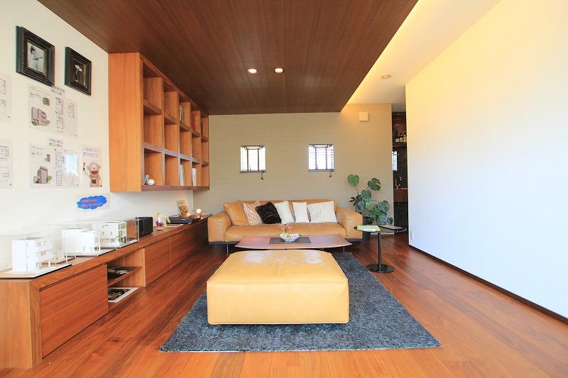 exhibition hall / Showroom. Exhibition hall model house. Produce a calm adult space in the indirect light by the cornice lighting.