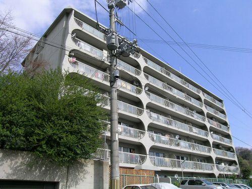 Local appearance photo. Mansion is located on a hill We become Overlooking the Osaka city in the 4th floor part.