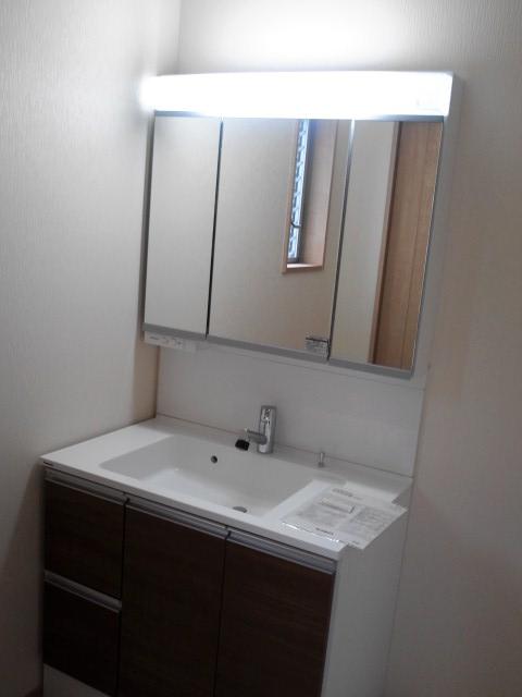 Wash basin, toilet. Indoor (08 May 2013) Shooting