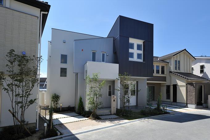 Local appearance photo.  [2-21 No. land] Shine in the city of non-wire, Unique and modern look (August 2012 shooting)