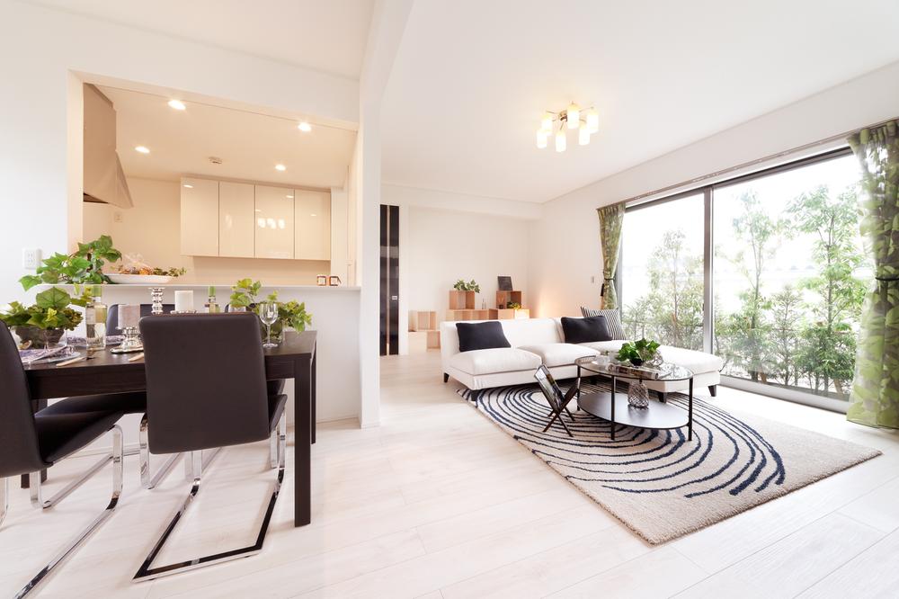 Living.  [2-21 No. land] Model with select furniture and solar power generation system special sale at the mounting (July 2013 shooting)