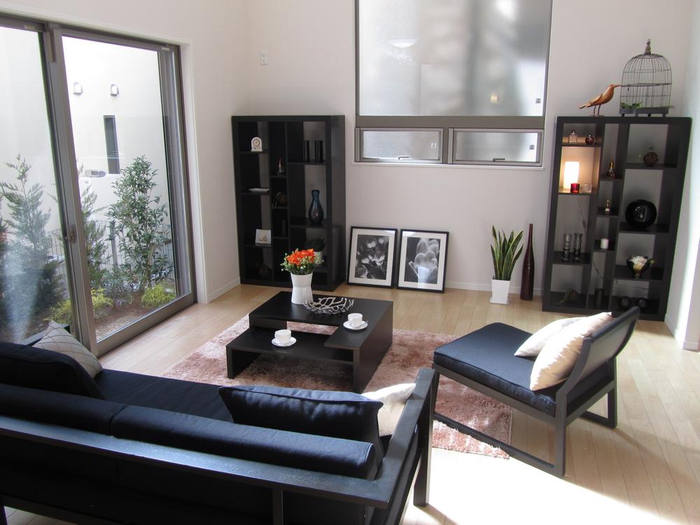 Living.  [6-5 No. land] Bright sunlight coming through the three directions of the south east and west, Ceiling height of about 3.5m of living (2013 February shooting)