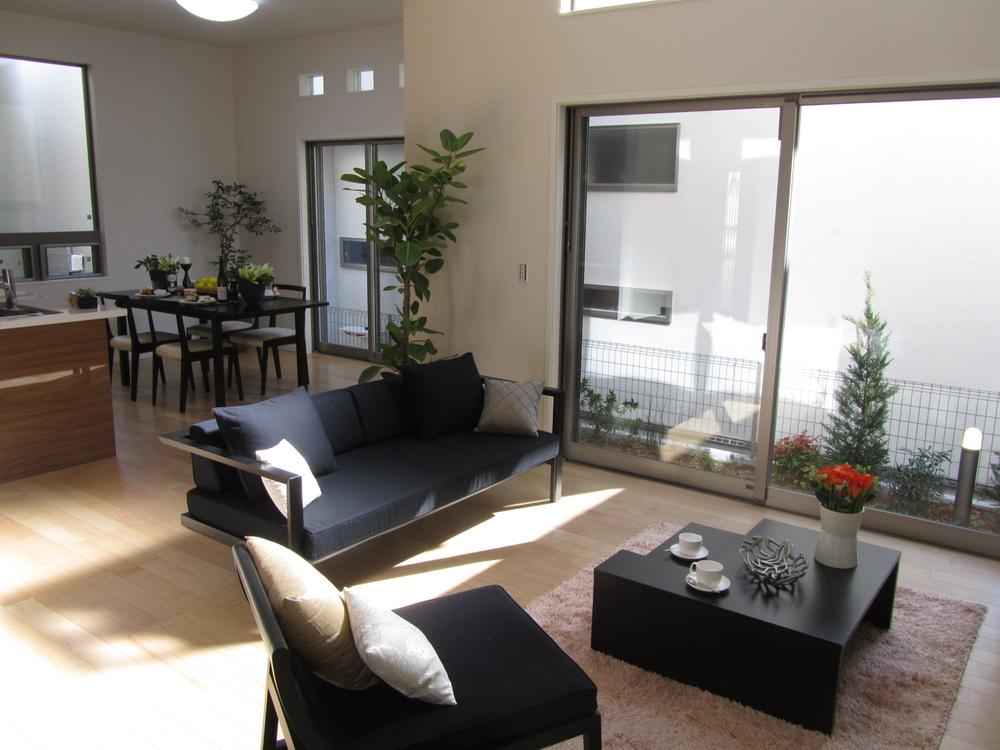 Living.  [6-5 No. land] Bright sunlight coming through the three directions of the south east and west, Ceiling height of about 3.5m of living (2013 February shooting)