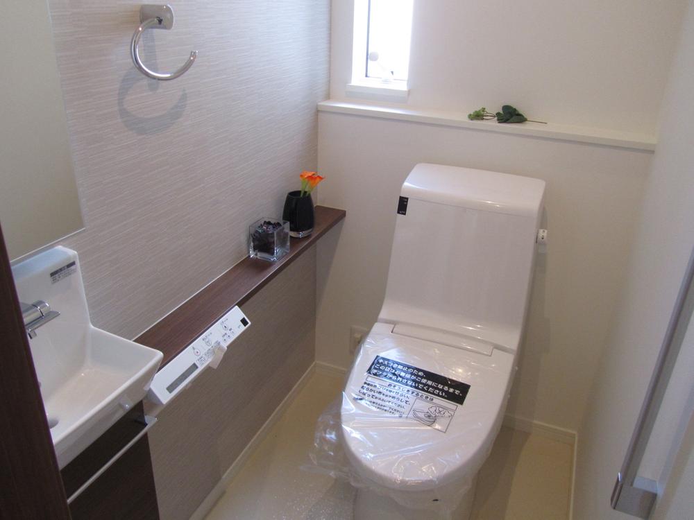 Toilet.  [6-5 No. land] To ensure the space of the room, Hand wash counter with toilet (2013 February shooting)