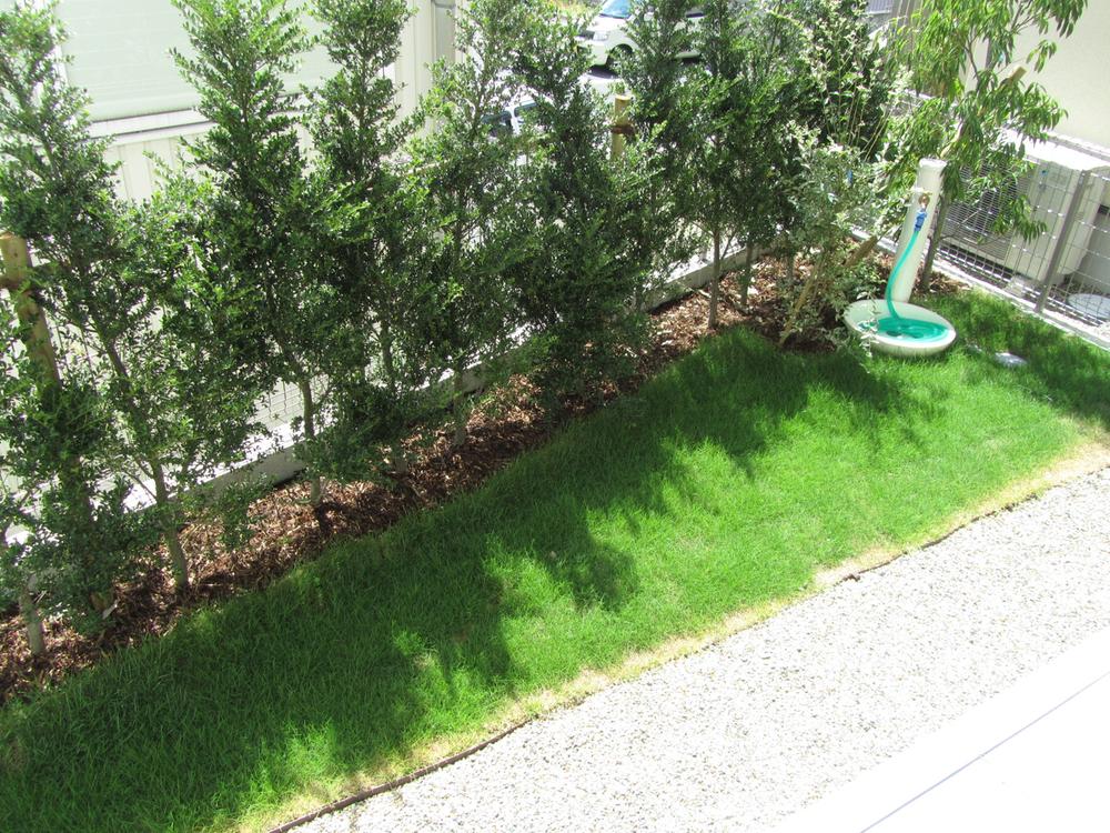 Garden.  [2-21 No. land] Living a possible out from the wash room, Bright lawn garden which spread to south (September 2012 shooting)