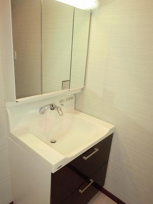 Wash basin, toilet. Local (10 May 2013) Shooting