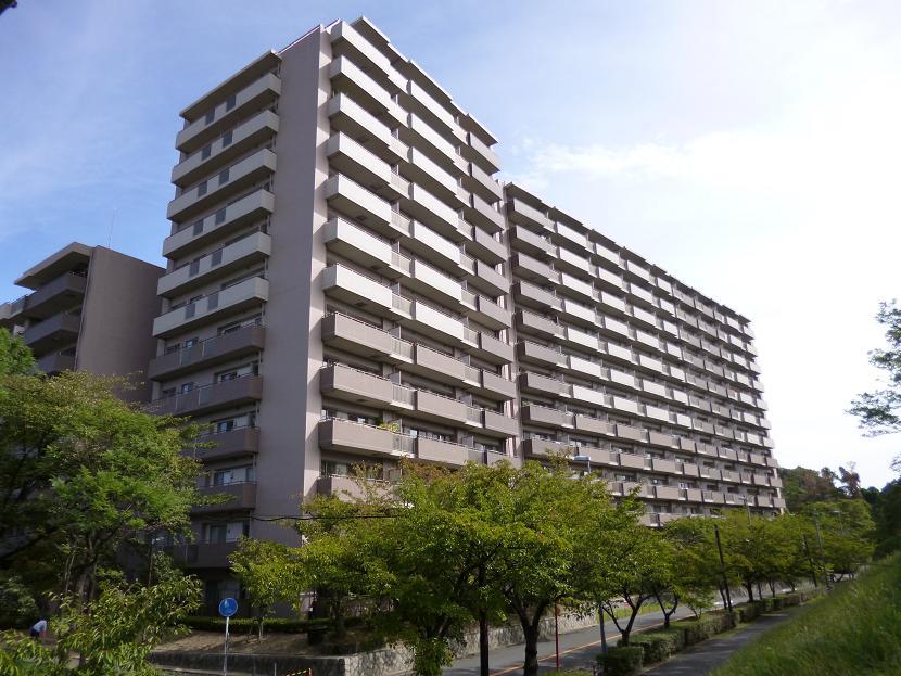 Local appearance photo. Local mansion nestled in lush Shinsenrihigashi the town among the Senri New Town (October 2013) Shooting.