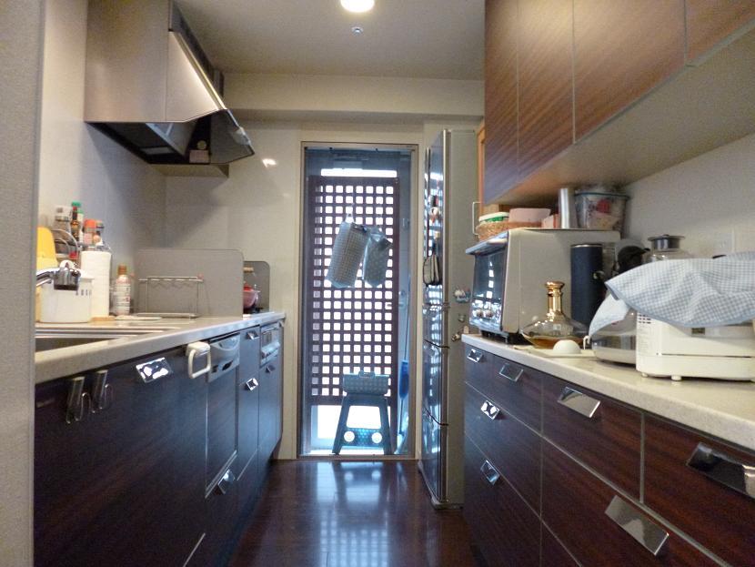 Kitchen. Indoor (10 May 2013) Shooting Entrance is marked with a kitchen to the balcony. It has a structure with cupboard of.