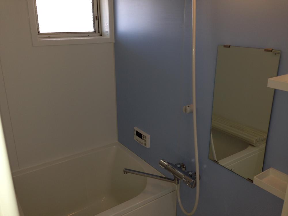 Bathroom. A window in the bath! ! ! Rare is! ! !