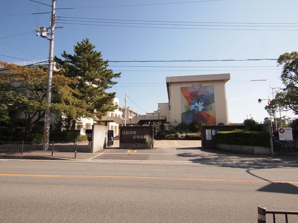 Junior high school. Toyonaka Tatsudai 917m until the third junior high school