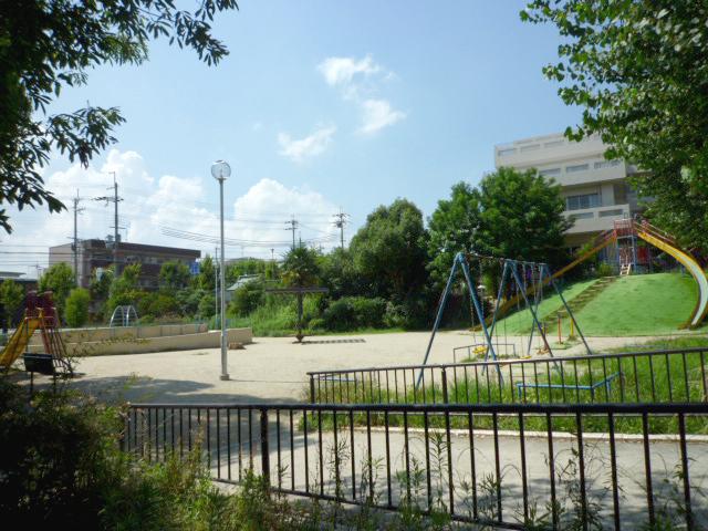 Other local. There is a 2-minute walk from the local "roar park"