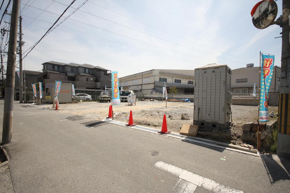 Local photos, including front road. It is also excellent per yang at the front road spacious.