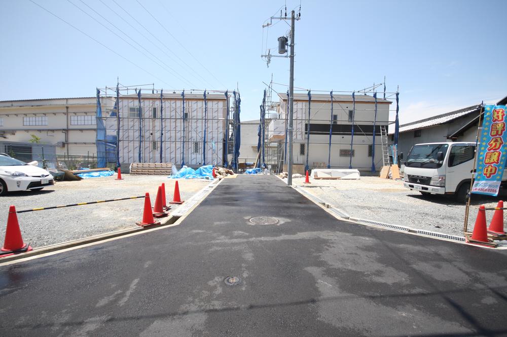 Local photos, including front road. Children are safe because there is a private road (position designation road). It was asphalt pavement.