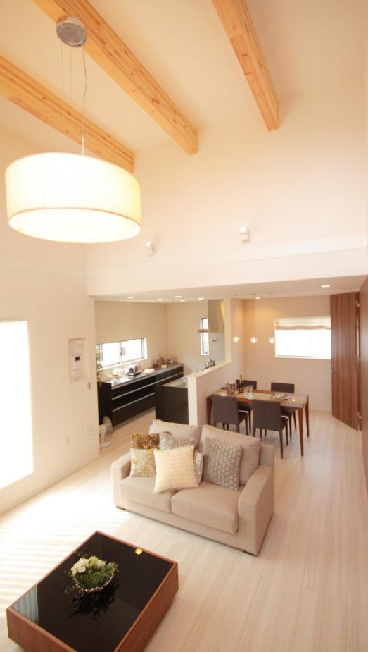 Building plan example (introspection photo). ■ ■ living ■ ■ High ceilings in the stairwell, It large lighting and show the beam is turned accent.