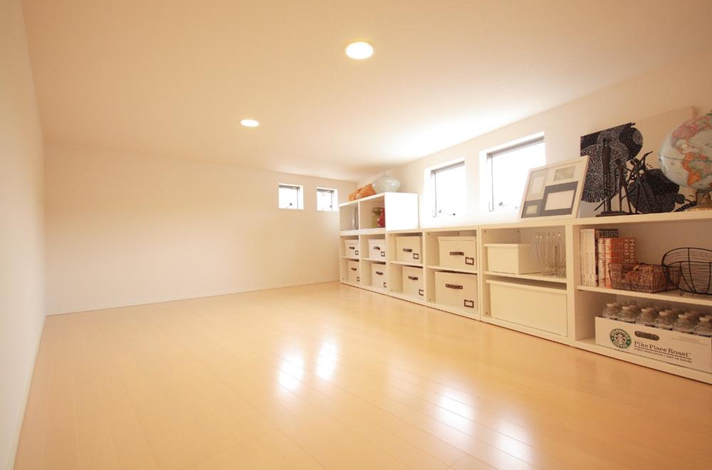 View photos from the local. ■ ■ Large under-floor storage ■ ■ Taking advantage of the difference in level of the land, It has established an accommodation that take advantage of the floor. Pat housed seasonal and outdoor supplies.