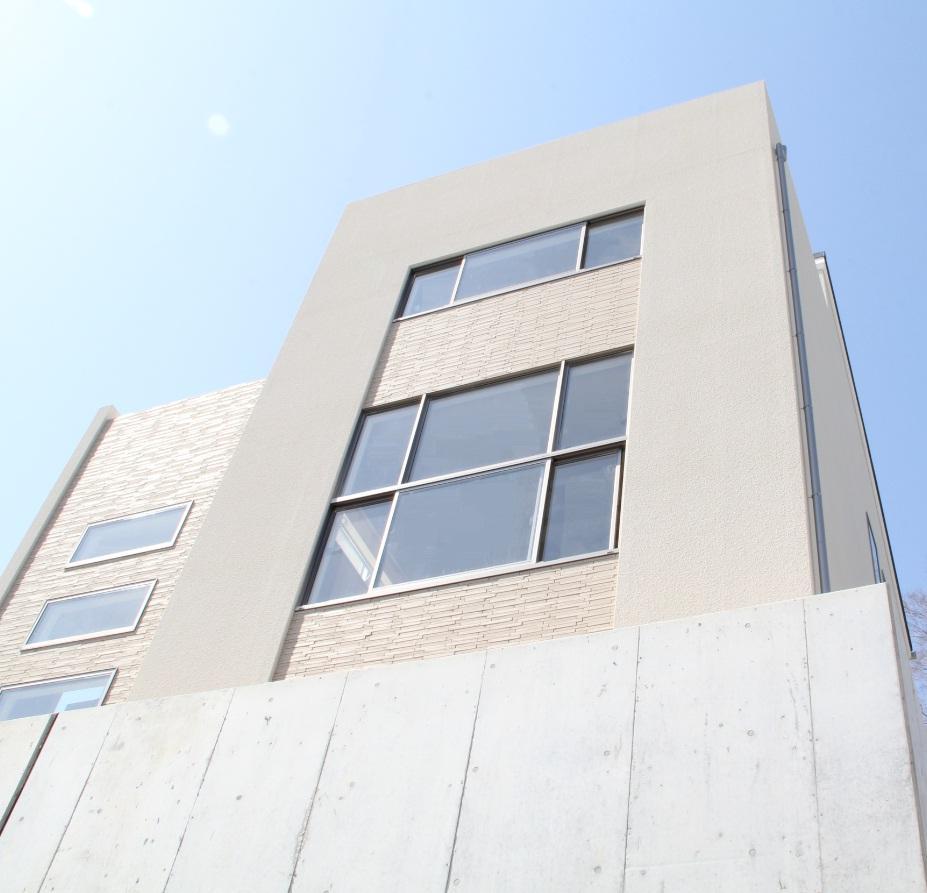 Building plan example (Perth ・ appearance). ■ ■ No. 14 land model house appearance ■ ■ Three buildings first model house, House of a hill located in Sky View area. You can overlook the mountains of the Mino.