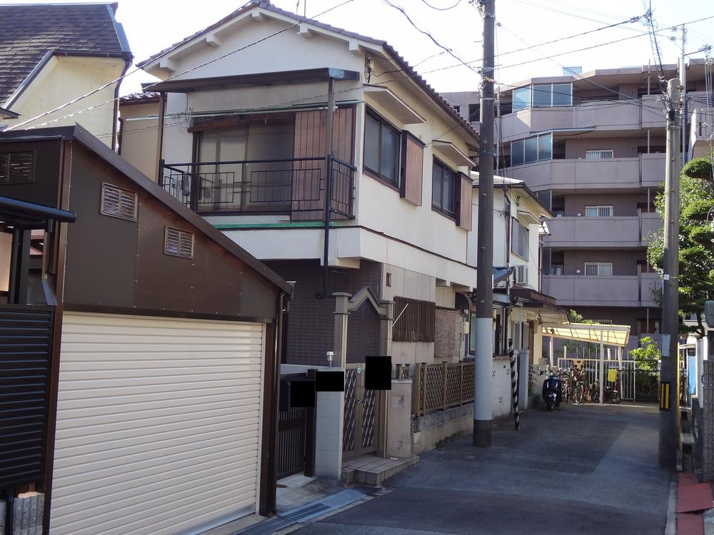 Local photos, including front road. All-electric construction work already