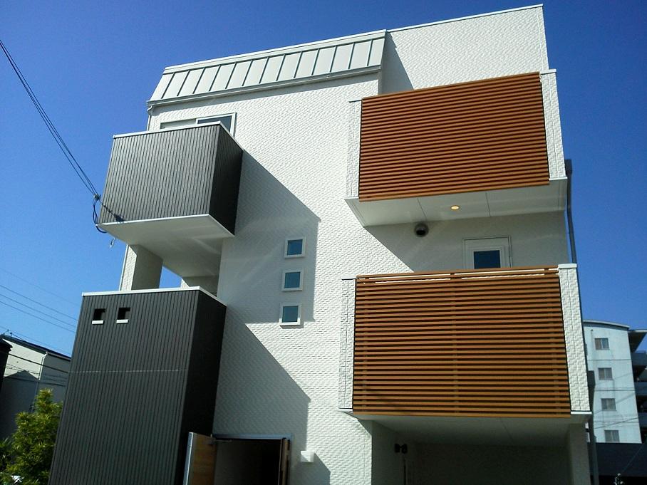 Local appearance photo. Arrange the appearance of an aluminum grid with design