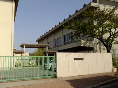 Primary school. Toyonaka Municipal Toshima elementary school (4-minute walk) Hattori Station is located in the rich also cram school and lesson classroom