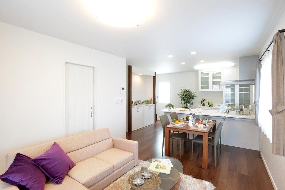 ◆ No. 1 destination model house ◆ Health to LDK ・ Cleanliness ・ Comfortable gas hot water floor heating 3 places placement. It warms the entire room evenly. ● living room furniture ・ Lighting, etc. gift ●. ◆ No. 1 destination model house ◆