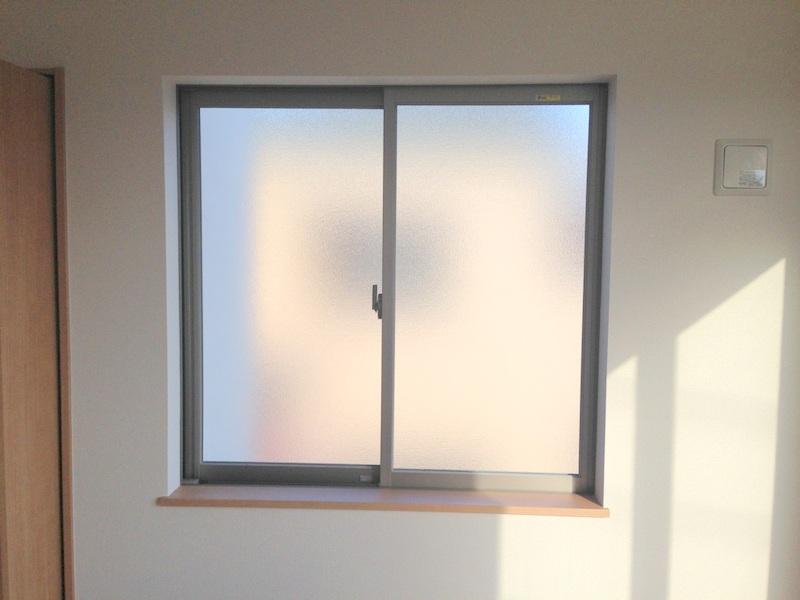 Other introspection. Since it is a type plate glass helps to minimize visibility from neighboring. It is also protected private.