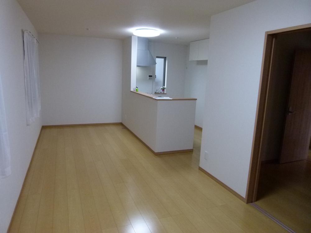 Living. About 16 quires of LDK. You can spend a space of peace in the family because it is in face-to-face kitchen. Ceiling height is 240 cm.