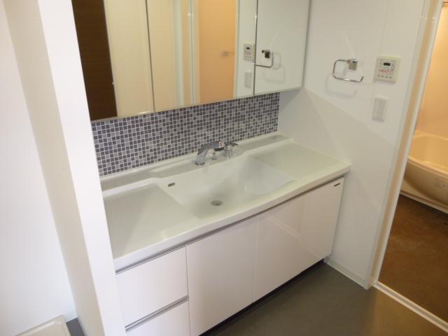 Wash basin, toilet