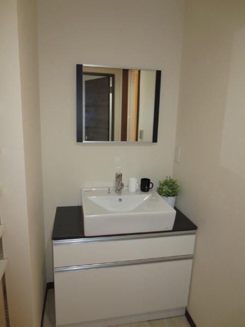 Wash basin, toilet. Wash basin