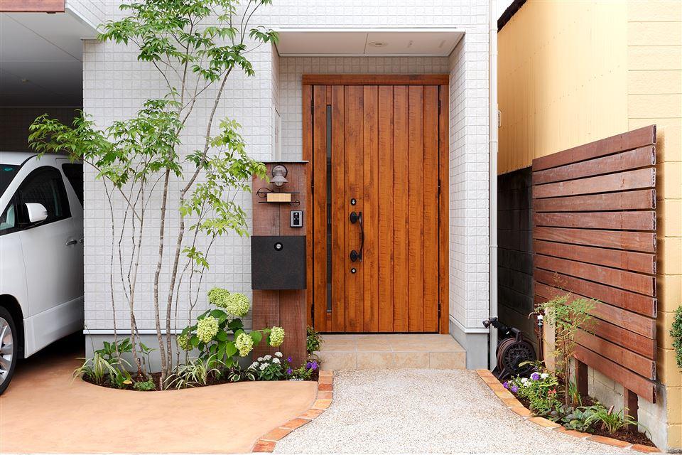 Building plan example (Perth ・ appearance).  [Our construction cases] eMIRAIE Hattori Hankyu ~ Healing Garden ~ It is, At the door before the green tree planting and outdoor light plan, It brings healing to life.