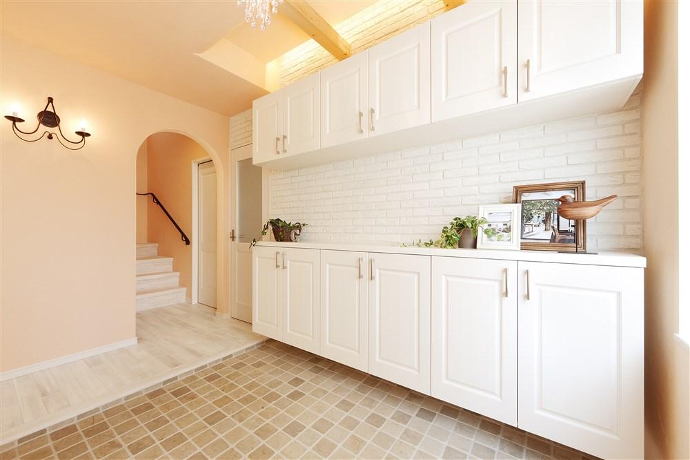 Building plan example (introspection photo).  [Our construction cases] Entrance hall large space looks good ease of use. Since the one wall is a storage rack of the built-in, Also at once Katazuki family of shoes.