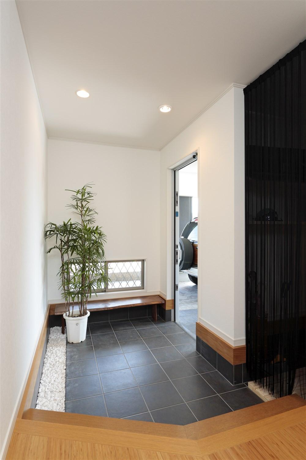 Building plan example (introspection photo).  [Our construction cases] Entrance Hall also jammed commitment to everywhere. Handy bench and some when you wear the shoes, Also comes out is a change in the space by laying a stone.