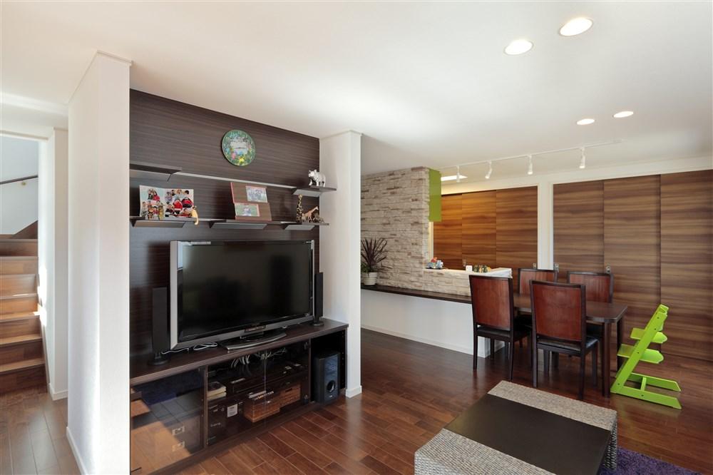 Building plan example (introspection photo).  [Our construction cases] Since the back of the kitchen has become one side storage, Also Katazuki neat things you want to hide. Using some tiles in the kitchen, To an atmosphere of luxury.