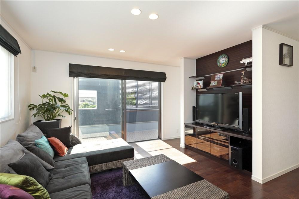 Building plan example (introspection photo).  [Our construction cases] Sunshine of plenty in the daylight from large windows for lunch, In the evening was also different in down lights that have been installed everywhere look. TV board also me clean and summarizes the space to build with.