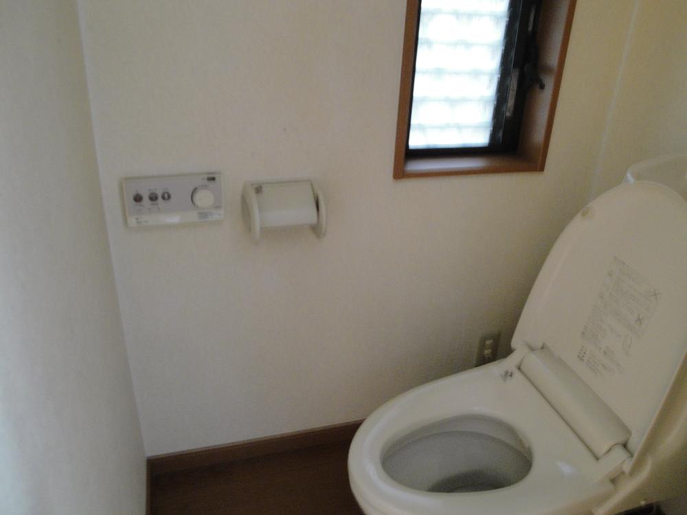 Toilet. Indoor (10 May 2013) Shooting