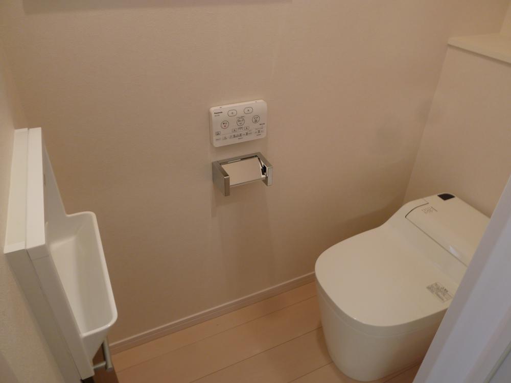 Toilet. Indoor (10 May 2013) Shooting