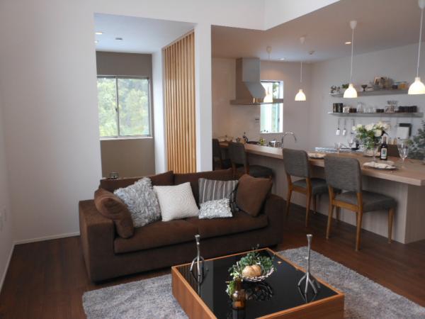 Living. ■ living ■ Open-minded living in a high ceiling. Sunlight will pour pretend and Shanshan in the high-side light.