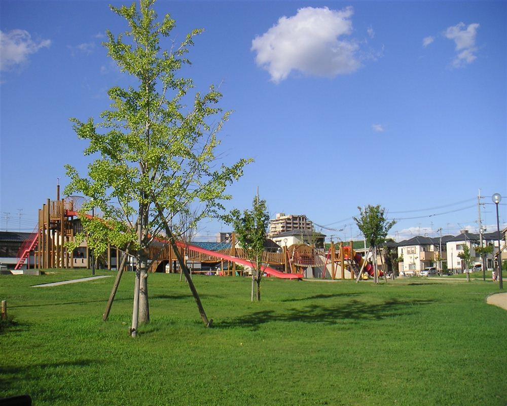 park. Petting 157m to green space  [2 minute walk] Tennis courts and basketball courts, Vast site park, such as playground equipment Square. Large playground equipment three slide has become in one piece is, Both enjoy popular adult children!