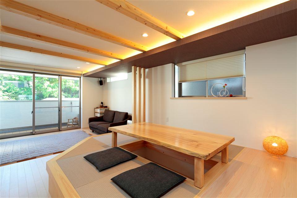 Building plan example (introspection photo).  [Our construction cases] Tatami corner dining digging kotatsu style. Under the tatami is take advantage of the storage space of large capacity. It can become a Golon and horizontal sit afield, Kill two birds with one stone is also the storage!