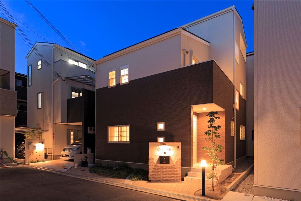 Building plan example (exterior photos).  [Our construction cases] Where compartment there is more than one, Beautify the landscape of the city outside structure plan. At the suggestion of carpenters, Stylish look is completed with a sharp the outer wall to the two-tone!