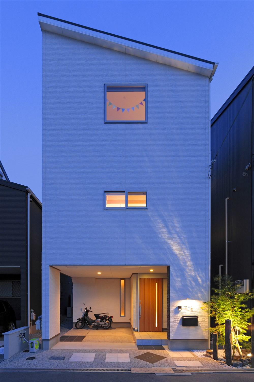 Building plan example (introspection photo).  [Our construction cases] , The fantastic atmosphere leak light of the lighting from the window at night. "Consisting want to go back" is a house.